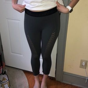 LULULEMON CROPPED LEGGINGS WITH SLITS
